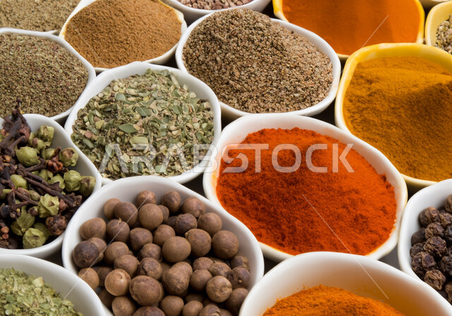 محلات بيع البهار في الأسواق الشعبية، صورة مقربة لمجموعة من أطباق التوابل المنوعة، سوق البهارة والعطور
