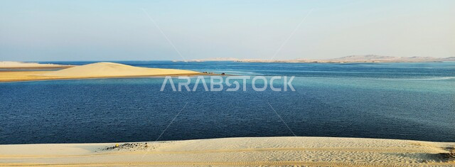 شاطئ بحر سيلين على الساحل الشرقي جنوب مدينة ام سيعيد في دولة قطر، الكثبان الرملية الناعمة في منطقة خور العديد جنوب قطر، خلفية الطبيعة