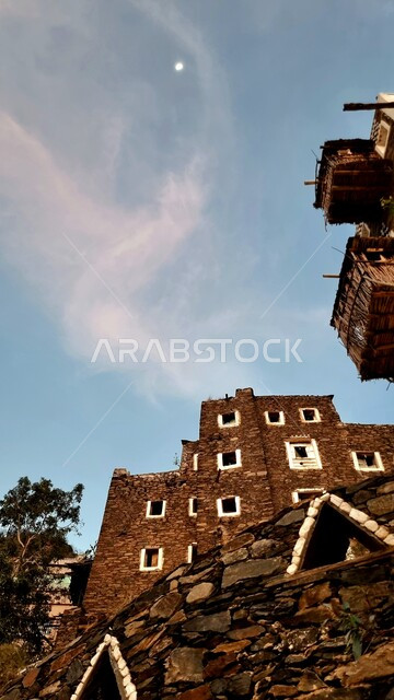 الفن الهندسي المعماري للمباني و المتاحف على الطراز القديم،  متحف رجال ألمع التاريخي في منطقة عسير في المملكة العربية السعودية، مباني حجرية بنوافذ خشبية ملونة، قرية أثرية تاريخية قديمة، معالم و أماكن تراثية سياحية مشهورة. 