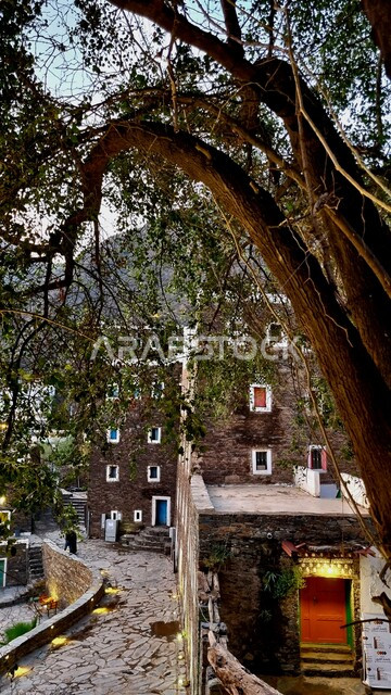 البيئة الطبيعية و المعالم التراثية السياحية المشهورة في السعوديه ، قرية أثرية تاريخية قديمة، الفن الهندسي المعماري للمباني و المتاحف على الطراز القديم،  متحف رجال ألمع التاريخي في منطقة عسير في المملكة العربية السعودية، مباني حجرية بنوافذ خشبية ملونة. 