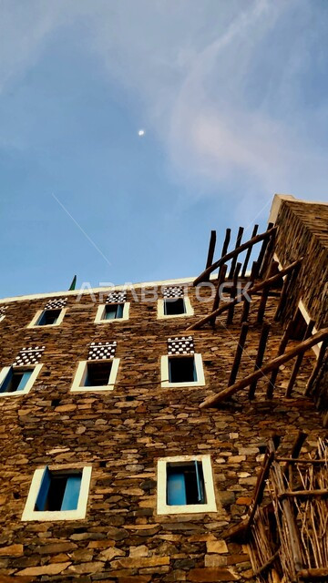 مباني حجرية بنوافذ خشبية ملونة، الفن الهندسي المعماري للمباني و المتاحف على الطراز القديم، متحف رجال ألمع التاريخي في منطقة عسير في المملكة العربية السعودية، قرية أثرية تاريخية قديمة، معالم و أماكن تراثية سياحية مشهورة.