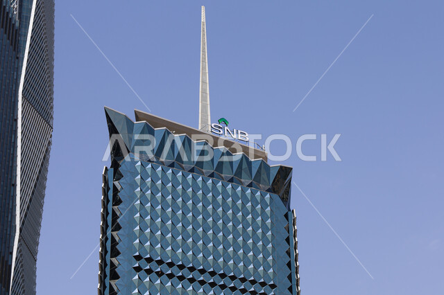 صورة مقربة لبرج البنك الأهلي  في مركز الملك عبد الله المالي كافد في مدينة الرياض، الفن الهندسي المعماري للأبراج وناطحات السحاب الاقتصادية في المملكة العربية السعودية، بنوك ومعالم الرياض المشهورة 