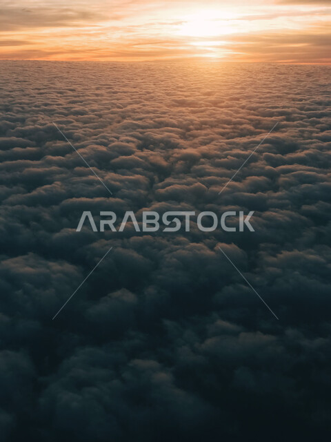غروب الشمس في أفق المملكة العربية السعودية، السماء الملبدة بالغيوم و السحب البيضاء، المناظر و البيئة الطبيعية في السعوديه، صورة علوية للسماء المليئة بالسحاب، خلفية السماء.
