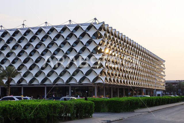 الفن الهندسي المعماري الخارجي لمكتبة الملك فهد الوطنية في مدينة الرياض، الأشجار والنباتات الخضراء، المكتبات الوطنية في المملكة العربية السعودية، معالم الرياض الثقافية المشهورة
