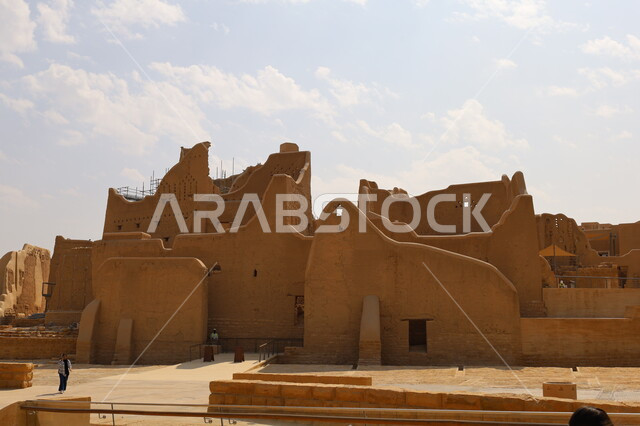 تأسيس الدولة السعودية الأولى 1727م، المباني والبيوت الأثرية الطينية في الدرعية القديمة بمدينة الرياض، الفن الهندسي المعماري القديم لأسوار قصر سلوى في البجيري في حي الطريف، معالم أثرية تاريخية قديمة، أماكن السياحة التراثية في السعودية