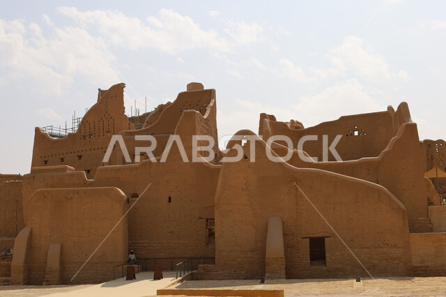 تأسيس الدولة السعودية الأولى 1727م، المباني والبيوت الأثرية الطينية في الدرعية القديمة بمدينة الرياض، الفن الهندسي المعماري القديم لأسوار قصر سلوى في البجيري في حي الطريف، معالم أثرية تاريخية قديمة، أماكن السياحة التراثية في السعودية