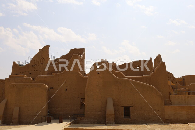 معالم أثرية تاريخية قديمة، المباني والبيوت الأثرية الطينية في الدرعية القديمة بمدينة الرياض، الفن الهندسي المعماري القديم لأسوار قصر سلوى في البجيري في حي الطريف، تأسيس الدولة السعودية الأولى 1727م، أماكن السياحة التراثية في السعودية