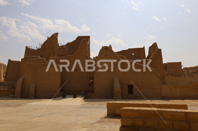 الفن الهندسي المعماري القديم لأسوار قصر سلوى في البجيري في حي الطريف، المباني والبيوت الأثرية الطينية في الدرعية القديمة بمدينة الرياض، معالم أثرية تاريخية قديمة، تأسيس الدولة السعودية الأولى 1727م، أماكن السياحة التراثية في السعودية