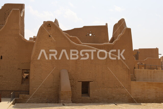 المباني والبيوت الأثرية الطينية في الدرعية القديمة بمدينة الرياض، الفن الهندسي المعماري القديم لأسوار قصر سلوى في البجيري  في حي الطريف، معالم أثرية تاريخية قديمة، تأسيس الدولة السعودية الأولى 1727م، أماكن السياحة التراثية في السعودية