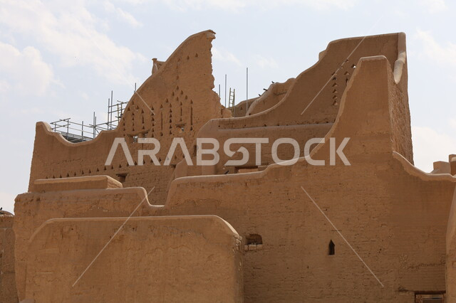 المباني والبيوت الأثرية الطينية في الدرعية القديمة بمدينة الرياض، الفن الهندسي المعماري القديم لأسوار قصر سلوى في البجيري  في حي الطريف، معالم أثرية تاريخية قديمة، تأسيس الدولة السعودية الأولى 1727م، أماكن السياحة التراثية في السعودية