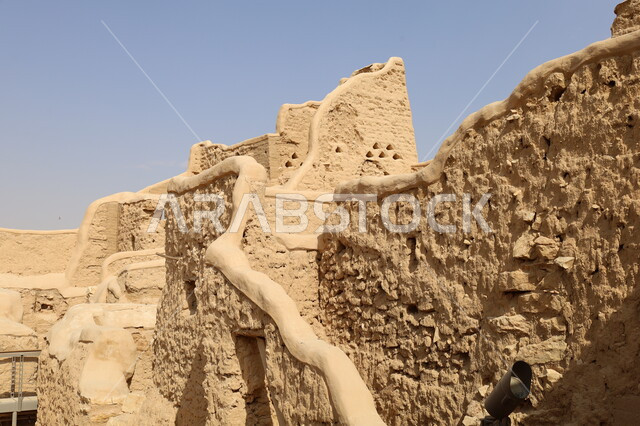 معالم أثرية تاريخية قديمة، المباني الأثرية والبيوت الطينية في حي الطريف في الدرعية القديمة، الفن الهندسي المعماري القديم لأسوار قصر سلوى في البجيري بمدينة الرياض، تأسيس الدولة السعودية الأولى 1727م، أماكن السياحة التراثية في السعودية