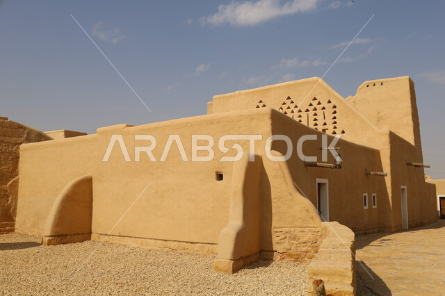 معالم أثرية تاريخية قديمة، تأسيس الدولة السعودية الأولى 1727م، المباني والبيوت الأثرية الطينية في الدرعية القديمة بمدينة الرياض، الفن الهندسي المعماري القديم لأسوار قصر سلوى في البجيري  في حي الطريف، أماكن السياحة التراثية في السعودية