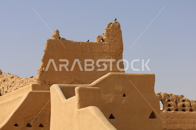 معالم أثرية تاريخية قديمة، تأسيس الدولة السعودية الأولى 1727م، المباني والبيوت الأثرية الطينية في الدرعية القديمة بمدينة الرياض، الفن الهندسي المعماري القديم لأسوار قصر سلوى في البجيري  في حي الطريف، أماكن السياحة التراثية في السعودية