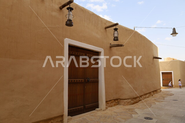 معالم أثرية تاريخية شعبية قديمة، باب خشبي تراثي قديم،البيوت والمباني الطينية في حي الطريف، الدرعية القديمة في مدينة الرياض في المملكة العربية السعودية، أماكن سياحة في السعودية