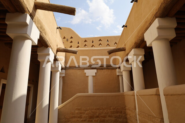 معالم أثرية تاريخية شعبية قديمة، أماكن تراثية لجذب السياح الى السعودية، صورة من الداخل للمباني الأثرية والبيوت الطينية في حي الطريف، الفن الهندسي المعماري القديم لأسوار الدرعية القديمة في مدينة الرياض في المملكة العربية السعودية