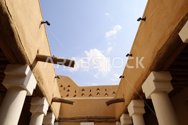 صورة من الداخل للمباني الأثرية والبيوت الطينية في حي الطريف، الفن الهندسي المعماري القديم لأسوار الدرعية القديمة في مدينة الرياض في المملكة العربية السعودية، معالم أثرية تاريخية شعبية قديمة، أماكن تراثية لجذب السياح الى السعودية