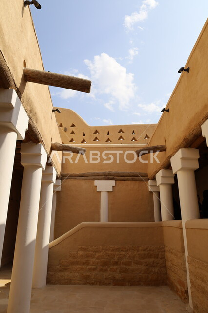 صورة من الداخل للمباني الأثرية والبيوت الطينية في حي الطريف، الفن الهندسي المعماري القديم لأسوار الدرعية القديمة في مدينة الرياض في المملكة العربية السعودية، معالم أثرية تاريخية شعبية قديمة، أماكن تراثية لجذب السياح الى السعودية