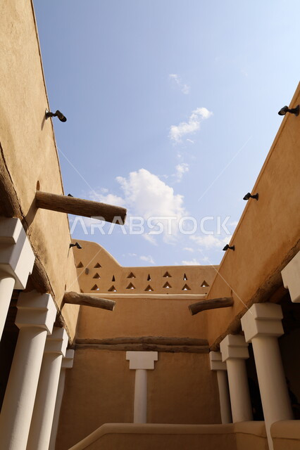 أماكن تراثية لجذب السياح الى السعودية، صورة من الداخل للمباني الأثرية والبيوت الطينية في حي الطريف، الفن الهندسي المعماري القديم لأسوار الدرعية القديمة في مدينة الرياض في المملكة العربية السعودية، معالم أثرية تاريخية شعبية قديمة