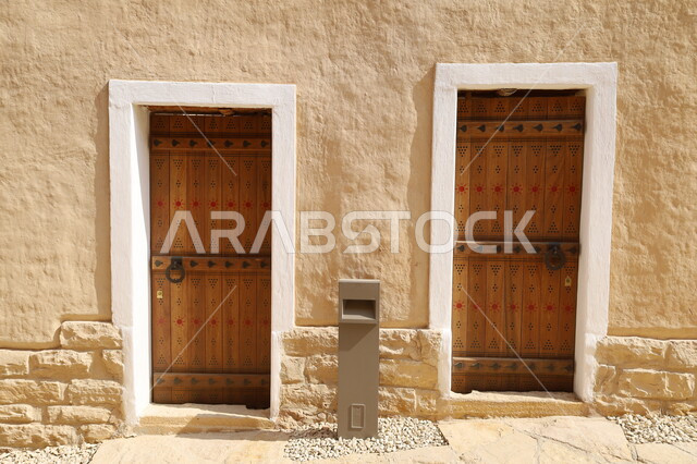 الدرعية القديمة في مدينة الرياض في المملكة العربية السعودية، الأبواب الخشبية الأثرية للبيوت الطينية في حي الطريف التاريخي، معالم أثرية تاريخية شعبية قديمة، تأسيس الدولة السعودية الأولى 1727م، أماكن سياحة في السعودية