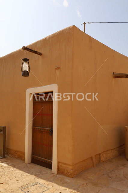 معالم أثرية تاريخية شعبية قديمة، باب خشبي أثري تراثي، البيوت الطينية في حي الطريف التاريخي، الدرعية القديمة في مدينة الرياض في المملكة العربية السعودية، تأسيس الدولة السعودية الأولى 1727م، أماكن سياحة في السعودية