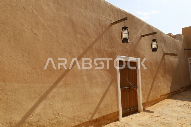 تأسيس الدولة السعودية الأولى 1727م، باب خشبي أثري تراثي، البيوت الطينية في حي الطريف التاريخي، الدرعية القديمة في مدينة الرياض في المملكة العربية السعودية، معالم أثرية تاريخية شعبية قديمة، أماكن سياحة في السعودية