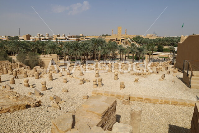 معالم تاريخية شعبية قديمة، أشجار النخيل الخضراء في وضح النهار، حي الطريف التاريخي في الدرعية في مدينة الرياض في المملكة العربية السعودية، البيوت والمباني الأثرية، أماكن سياحة في السعودية