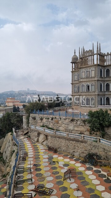 الفن الهندسي المعماري على الطابع الاسلامي وثقافة الحضارة الاسلامية، السجل الأول في التاريخ الإسلامي للمخطوطات المكتوبة باليد للقرآن الكريم، قصر المقر التراثي في مدينة النماص في عسير، معالم و أماكن أثرية تاريخية سياحية في المملكة العربية السعودية.