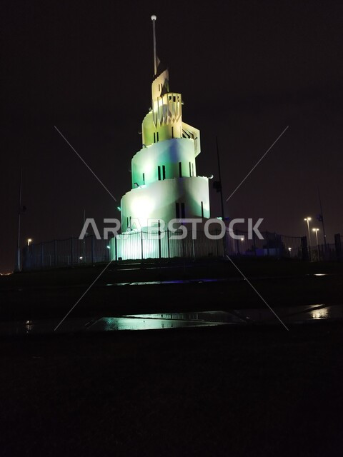 البرج الملوية في جزيرة المرجان الاصطناعية في الخليج العربي، أماكن ومعالم ترفيهية عائلية ووجهه سياحية متميزة لجذب السياح إلى المملكة العربية السعودية، الأعمال الفنية الهندسية المعمارية وسط الطبيعة البحرية، الواجهة البحريه وكورنيش الدمام في وقت الليل