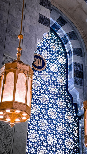 الهندسة المعمارية والنقوش والزخارف الإسلامية بطابع تاريخي قديم، تفاصيل الفن الإسلامي في زوايا الحرم المكي الشريف، صورة مقربة للنافذة المزخرفة والديكورات الداخلية في المسجد الحرام في مكة المكرمة