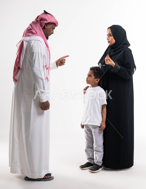 العناد والاصرار على الخطأ، بورتريه لعائلة عربية خليجية سعودية بتعابير تعديل السلوك الخاطىء للأبناء بالصبر والتريث، طلب الأم من الأب فتح باب الحوار وإحاطة الابن بالحنان والعطف، إيماءات الخوف من التوبيخ والتعنيف، صورة الجسم بالطول الكامل ، خلفية بيضاء