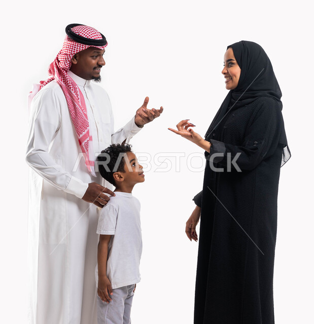 تبادل الأسئله الثقافيه التعليميه مع العائلة، مفهوم التسلية والترفيه في حل الالغاز, بورتريه لعائلة عربية خليجية سعودية مكونة من الأم والأب و الابن بإيماءات المرح والضحك، أنشطة ترفيهية ممتعة بين أفراد الأسرة، بناء مجتمع سعودي متنامي، خلفية بيضاء