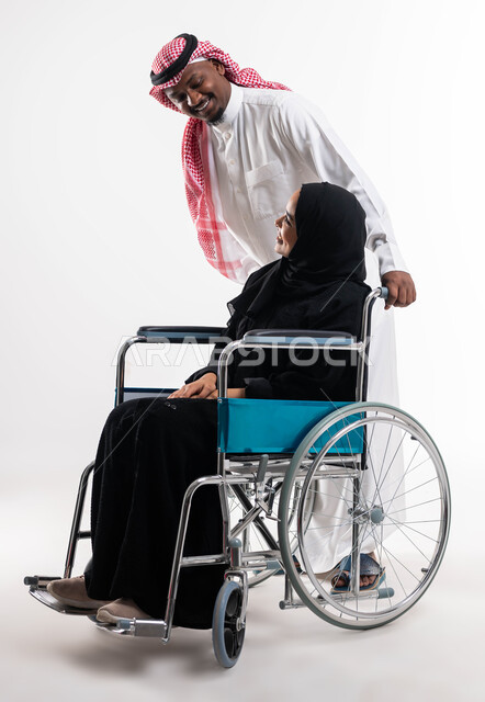 الإهتمام والدعم لذوي الإحتياجات الخاصة ,بورتريه لإمرأه عربيه خليجية سعودية محجبة مقعدة تجلس على كرسي متحرك وتنظر إلى زوجها،  إيماءات تدل على المحبة والمودة ،تأمين أجهزة ومعدات تساعد في الحركة والتنقل، العطف والحنان والاهتمام  بالمرضى, خلفية بيضاء