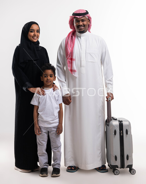 أنشطة ترفيهيه سياحية، التأهب لرحلة سفر و قضاء اوقات ممتعة في العطلة مع الابناء، بورتريه لعائلة عربية خليجية سعودية بإيماءات تدل على السعادة، المحافظة على تماسك الأسرة، صورة الجسم بالطول الكامل، خلفية بيضاء