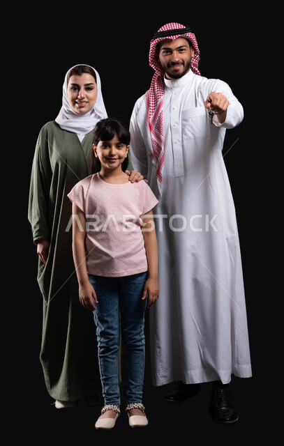 إيماءات اللمس والضغط، بورتريه لرجل عربي سعودي خليجي مع عائلته يشير بأصبع السبابة نحو شيء ما، المحافظة على الترابط الأسري والإستقرار العائلي، الأجواء العائلية المليئة بالحب، حركة أصبع وإشارات، صورة الجسم بالطول الكامل، خلفية سوداء