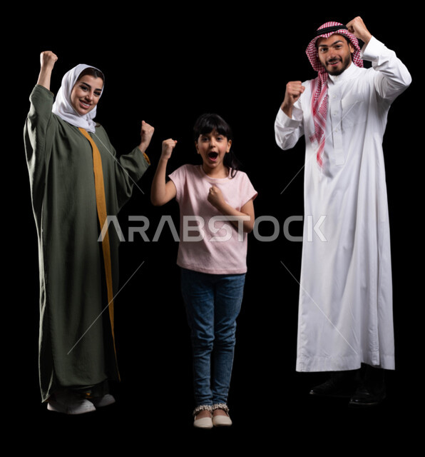الترابط الأسري والمحافظة على الأمان والإستقرار العائلي، بورتريه لعائلة عربية خليجية سعودية تقوم برفع يدها لأعلى والتشجيع بحماس وشغف، إيماءات السعادة بالفوز والإنتصار والكسب، قضاء أوقات عائلية ممتعة ومليئة بالحب، صورة الجسم بالطول الكامل، خلفية سوداء