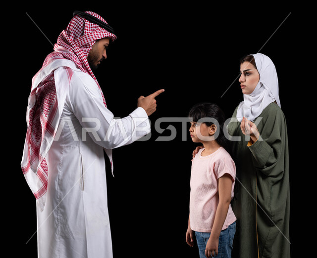 طلب الزوجة من الزوج الصبر والتريث والهدوء، بورتريه لعائلة عربية سعودية خليجية، إيماءات الغصب والحزن والخوف، أب يقوم بتوبيخ وتحذير إبنته من تكرار الأخطاء، مفهوم التربية وتعديل سلوكيات الأبناء الخاطئة، خلفية سوداء