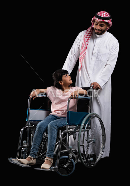 رعاية الأبناء والاعتناء بذوي الاحتياجات الخاصة, بورتريه لأب عربي سعودي خليجي يقوم بمساعدة ابنته, الجلوس على كرسي متحرك وتأمين معدات وأجهزة تساعد على الحركة والتنقل, مفهوم الاهتمام بالجانب النفسي لأصحاب الهمم بإيماءات الامتنان والشكر, خلفية سوداء