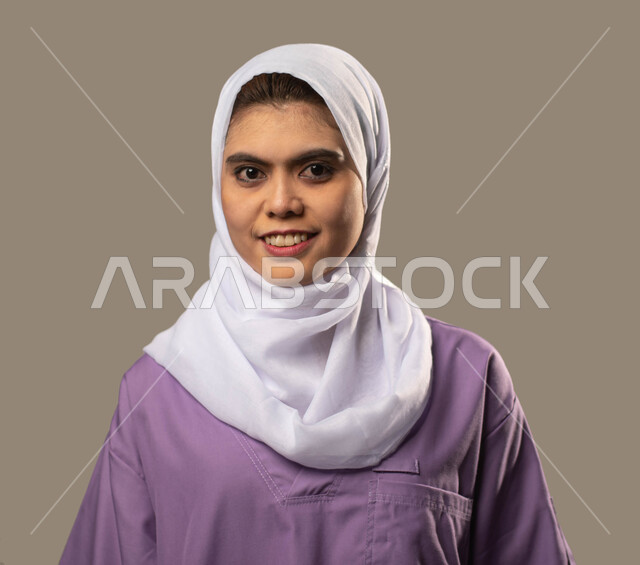 شركات سعودية لتأجير و توفير الخادمات والعاملات المرخصة والمؤهله، استقدام العماله الخارجية المنزليه المدربة، بورتريه مقرب لعاملة نظافة افريقية مبتسمة ترتدي الحجاب، مهن ووظائف نسائية، متابعة النظافة و اعمال المنزل و تلبية الطلبات، خلفية رمادية