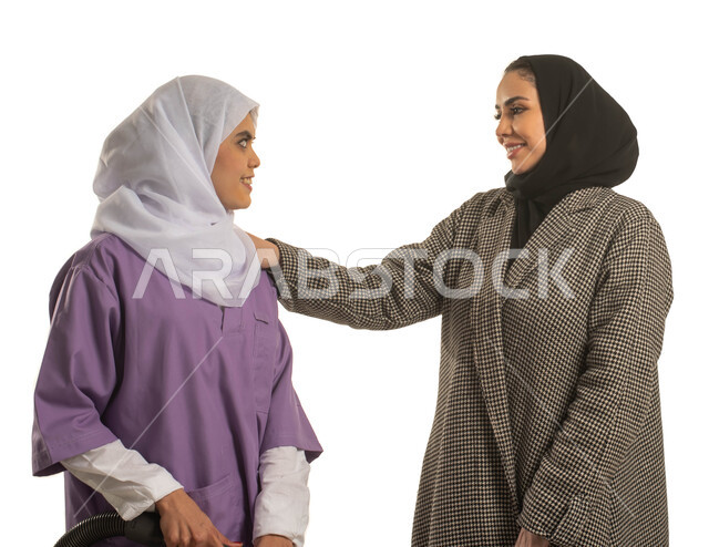 تأجير العمالة الخارجية المرخصة والمؤهلة، رضا ربة المنزل عن اداء العاملة، توفير خدمات العناية بالمنزل، المعاملة الحسنة للخادمات، بورتريه لسيدة عربية خليجية سعودية تعطي الارشادات والتوجيهات لخادمة افريقية تقوم باستخدام المكنسة الكهربائية، خلفية بيضاء
