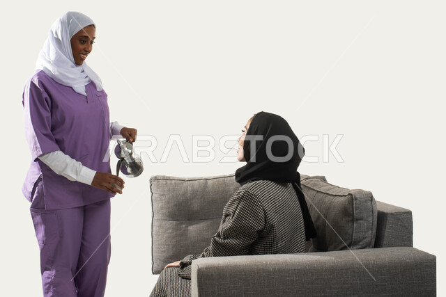 حوارات ونقاشات مدبرة المنزل مع خادمة منزلية أجنبية، بورتريه لخادمة فلبينية تقوم بصب القهوة لسيدة عربية خليجية سعودية محجبة، حسن الضيافة والاستقبال، القيام بالمهام والأعمال المنزلية الروتينية، خلفية بيضاء