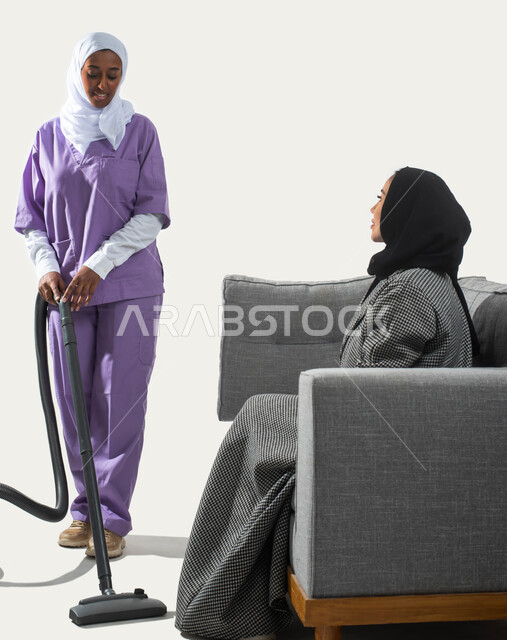 المهام والأعمال المنزلية الروتينية، أداء خدمة التنظيف تحت إشراف وتوجيه مدبرة المنزل، بورتريه لسيدة عربية خليجية سعودية محجبة تجلس على الأريكة وتستعين بخادمة أجنبية داخل المنزل، الحوارات والنقاشات، عاملة نظافة تنظف بالمكنسة الكهربائية، خلفية بيضاء.