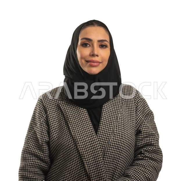 الاهتمام بالمظهر الخارجي، إيماءات وجه تدل على الثقة بالنفس، بورتريه مقرب لسيدة عربية خليجية سعودية محجبة ترتدي الزي السعودي التقليدي وتنظر إلى الكاميرا، خلفية بيضاء.