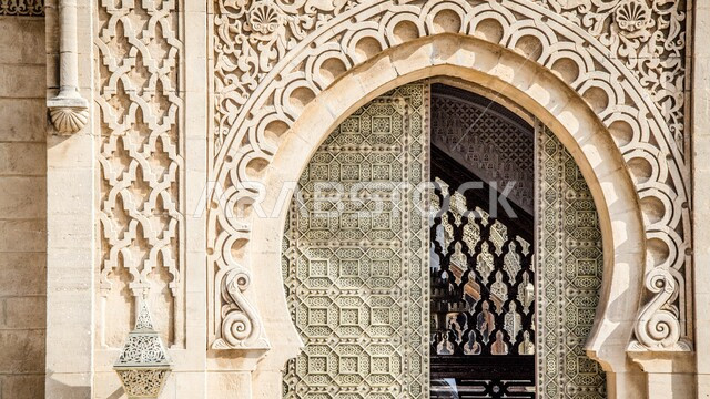 زخارف بالجبس على الطراز العربي القديم، زخرفة شرقية عربية إسلامية منحوتة على شكل قوس، النقش والفن الإسلامي العريق، تصاميم وديكورات مزخرفة.