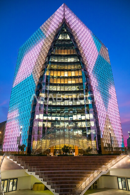 الفن الهندسي المعماري للأبراج والمباني السكنية المضيئة والمتطورة ليلا، المجمعات والخدمات الذكية في المدينة الرقمية في الرياض في المملكة العربية السعودية، معالم الرياض المشهورة