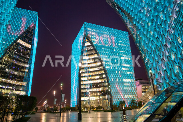 الفن الهندسي المعماري للمجمعات والخدمات الذكية المضيئة ليلا في المدينة الرقمية في الرياض، الأبراج والمباني السكنية المتطورة في المملكة العربية السعودية، معالم الرياض المشهورة