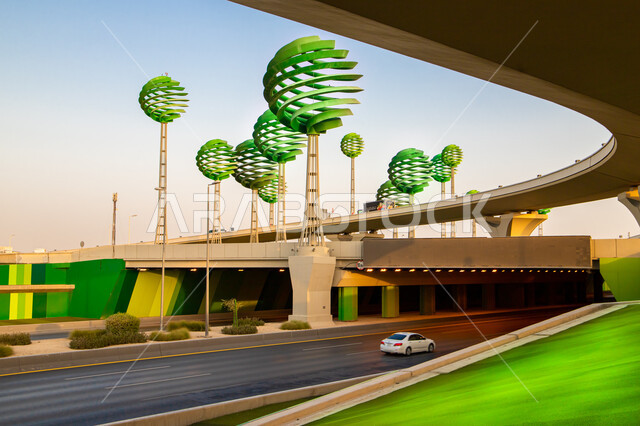 دوار عرقه على تقاطع طريق الملك عبد لله مع الملك خالد في مدينة الرياض في المملكة العربية السعودية، الفن الهندسي المعماري للمجسمات الفنية على شكل اشجار خضراء، معالم الرياض المشهورة