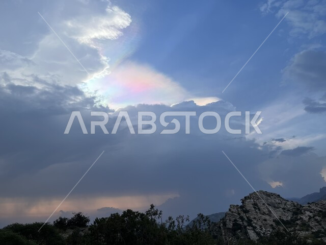 الأشجار والنباتات الخضراء في تنومة في مدينة عسير بالمملكة العربية السعودية، القمم والمرتفعات والجبال الصخرية الطبيعية، الغيوم والسحب وقت غروب الشمس في فصل الشتاء، خلفية الطبيعة