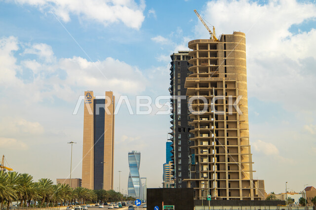 الإكساء والعمارات الجديدة في طريق الملك فهد في الرياض في المملكة العربية السعودية، حركة سير السيارات على الطريق العام، الفن الهندسي المعماري في الأبراج وناطحات السحاب، الاستمرار في تطوير وتحديث التصاميم الهندسية المتمزة للمباني