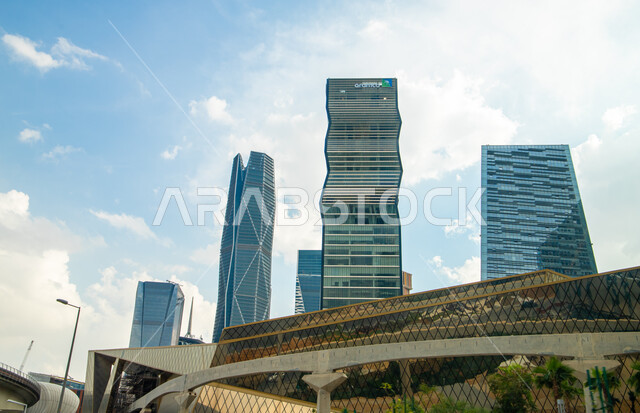 الاستمرار والمنافسة في تطوير التصاميم الهندسية المتمزة للمباني، أبراج مركز الملك عبدالله المالي (كافد) في الرياض بالمملكة العربية السعودية، أماكن ومعالم سياحية مشهورة بالرياض في وضح النهار، الفن الهندسي المعماري في الأبراج وناطحات السحاب