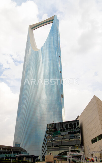 الفن الهندسي المعماري لبرج المملكة في مدينة الرياض، معالم وأماكن سياحية مشهورة في المملكة العربية السعودية، جذب السياح الأجانب إلى داخل السعوديه، التصميم المتطور والحديث للأبراج وناطحات السحاب، منظر السحب البيضاء الكثيفة في السماء
